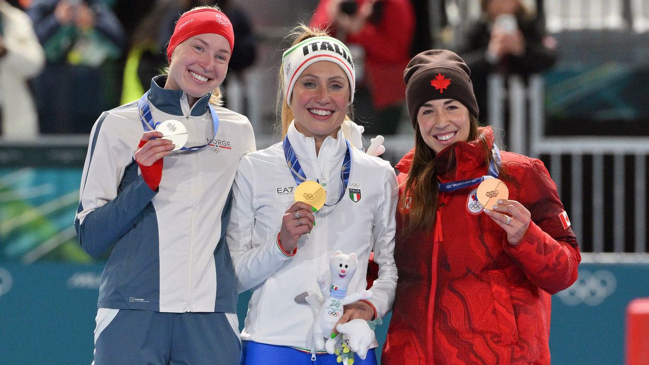 Francesca Lollobrigida firma il record olimpico e trionfa nei 3.000 metri. Primo oro Buonfiglio