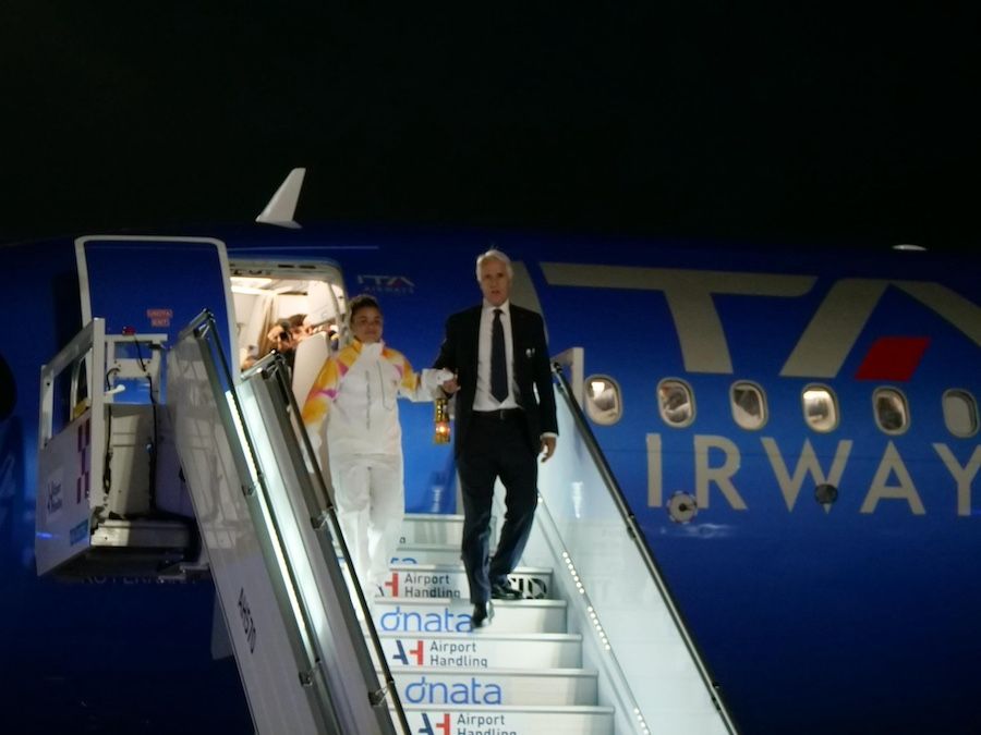 Torcia scende da aereo